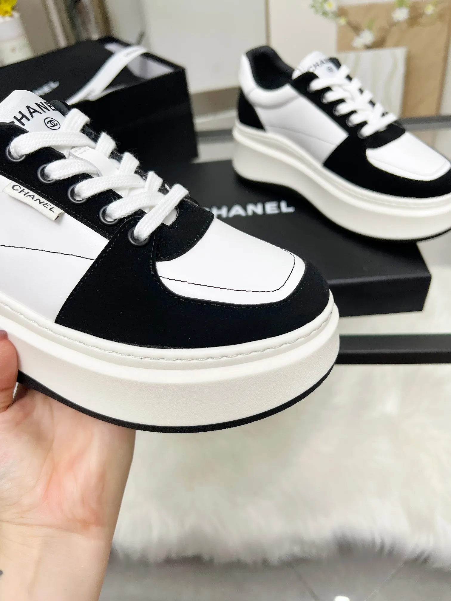 👟👟Ex-factory price 480👟👟 CHANEL 25C spring and summer new sports shoes official website is available at the same time ❤️ Counter out-of-stock kings. Major bloggers are recommending new styles on social days. This season’s new styles are simply eye-catching and look great on the feet. The casual casual sports style is refreshing and natural, interpreting Chanel’s fashionable femininity. The overall customization makes all sports models on the market at that time obsolete. This series is now available for sale! The upper is made of custom imported pebbled calf leather ➕ custom frosted calf leather. The lining is made of original one-to-one professionally customized mesh. Hardware accessories. Original full set of molds (not common in the market). Original custom molded TPU combination outsole. Height 4 cm. Women's size 35-39.